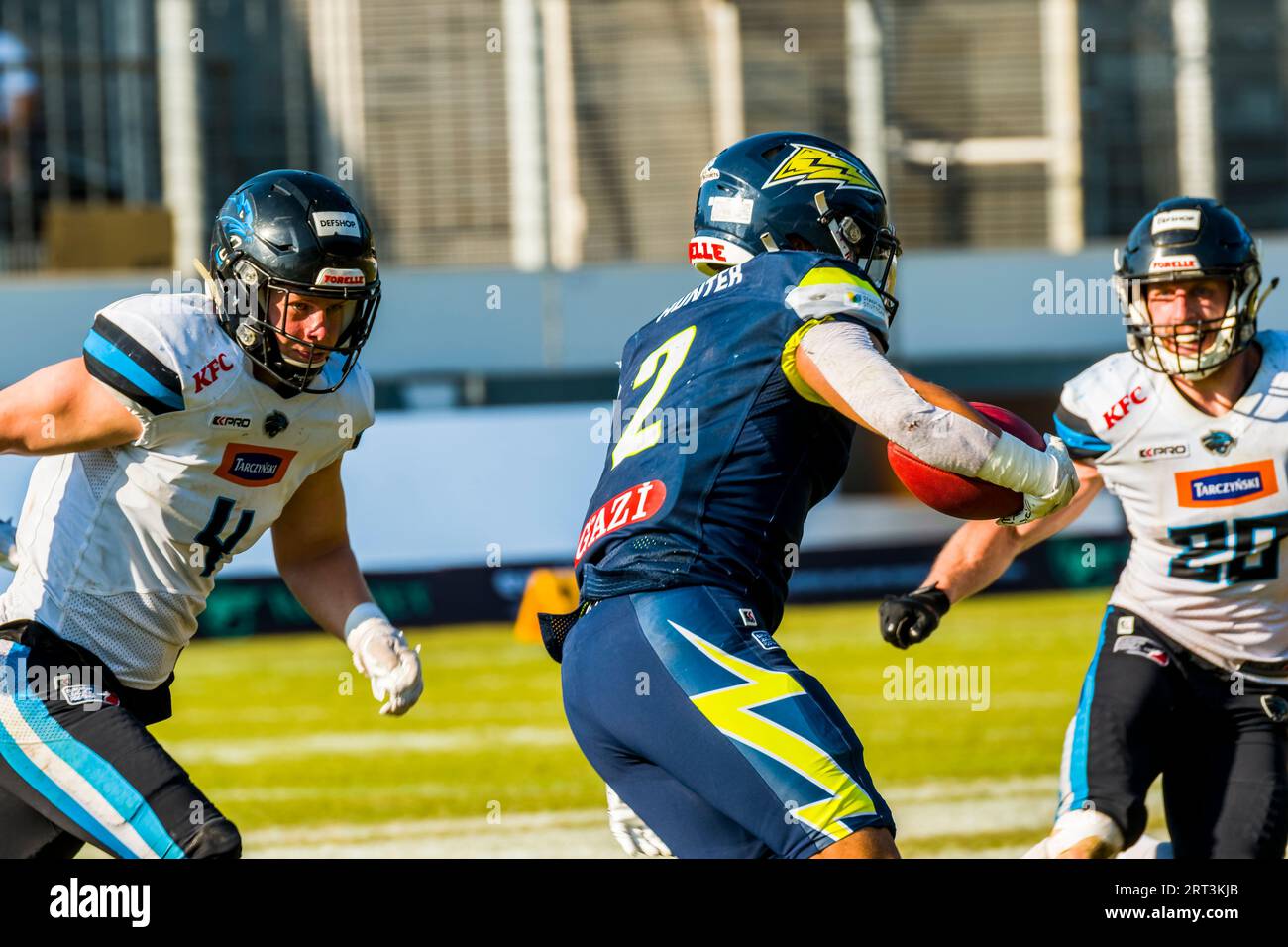 Stuttgart, Deutschland. September 2023. ELF-/Playoff-Spiel : Breslauer Panthers bei Stuttgart Surge am 10. September 2023, in der Gazi Stadiu, LB # 4 Timi Nuikka/Wroclaw Panthers vs RB # 2 Kai Hunter/Stuttgart Surge Credit: Frank Baumert/Alamy Live News Stockfoto