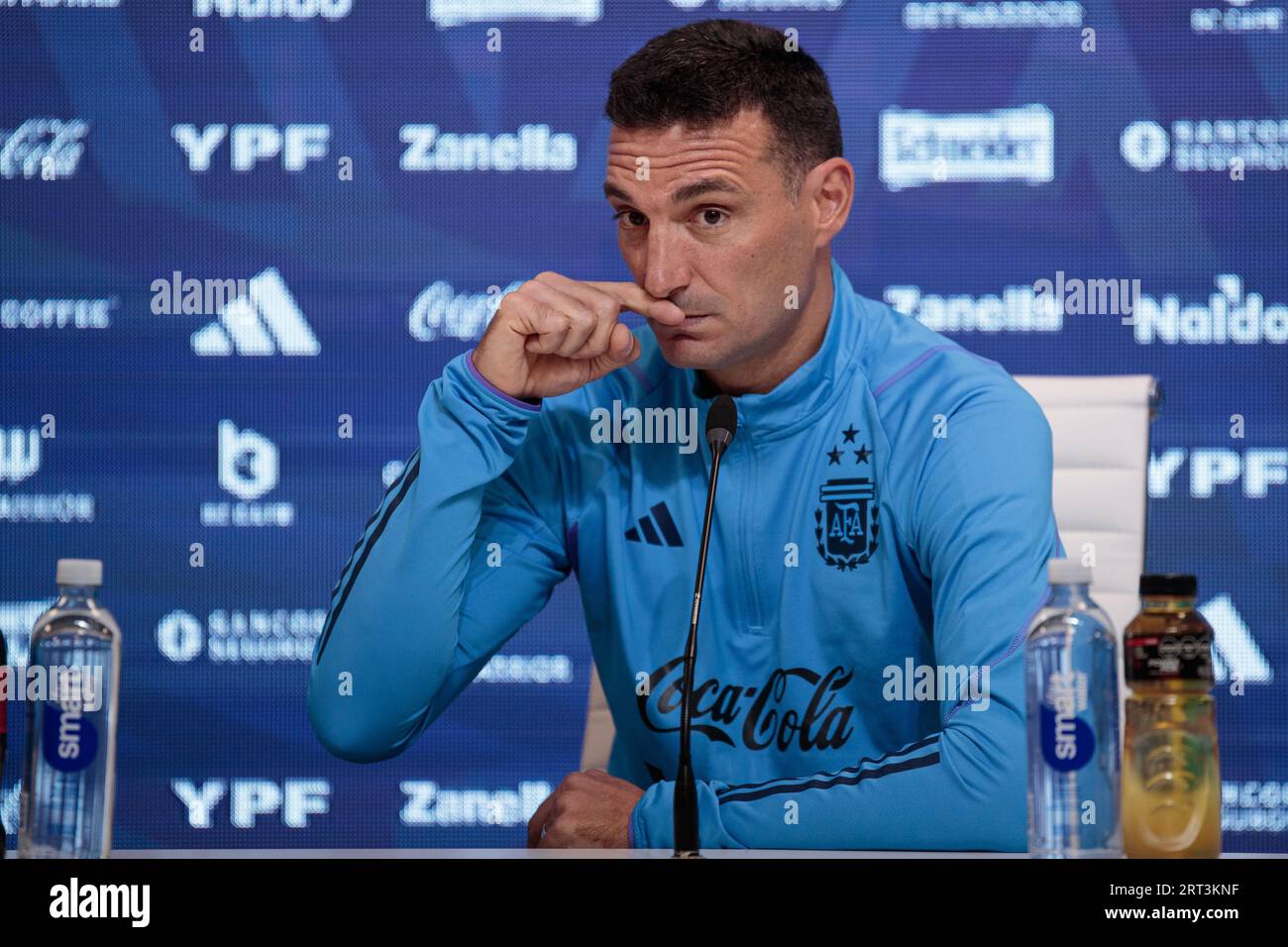 Lionel Scaloni in der Pressekonferenz Stockfoto