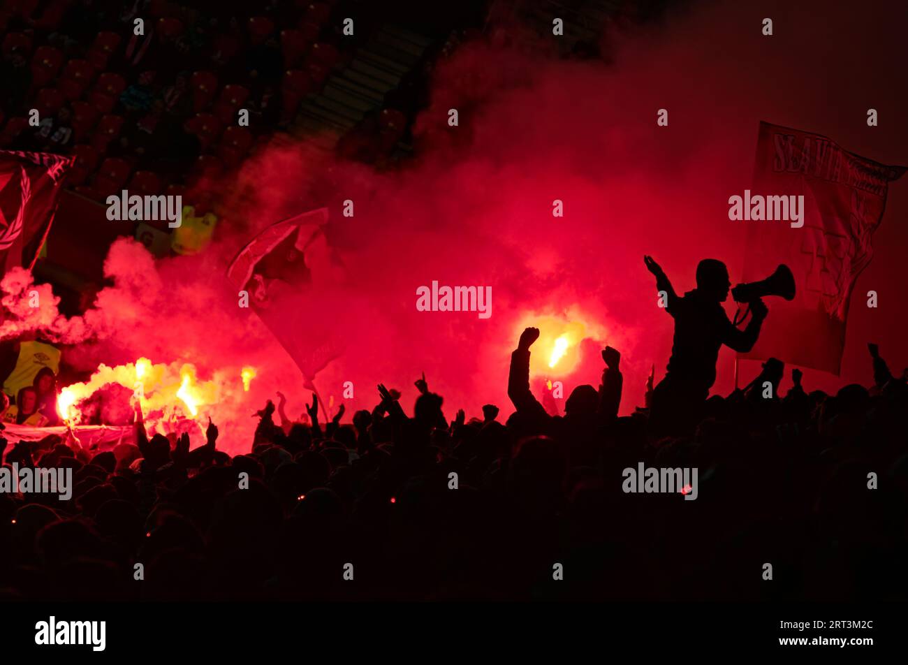 Fußballspiel Slavia Praha - Zbrojovka Brünn. Slavia Hooligans-Fans mit Rauchbomben und Flaggen unterstützen ihr Team. Eden Stadion. Stockfoto
