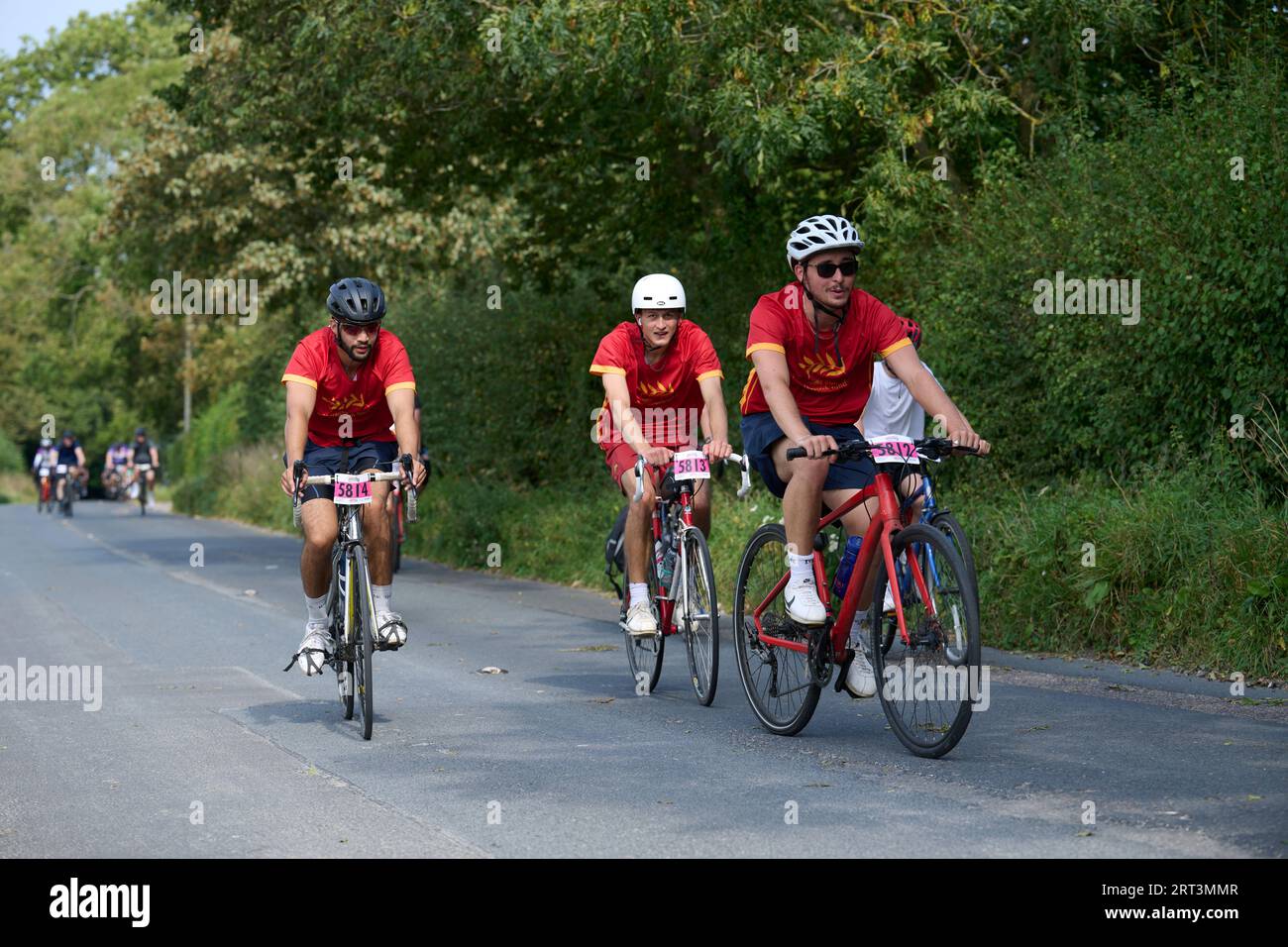 Radfahrer in London nach Brighton Ride nähern sich Ditchling Beacon Stockfoto