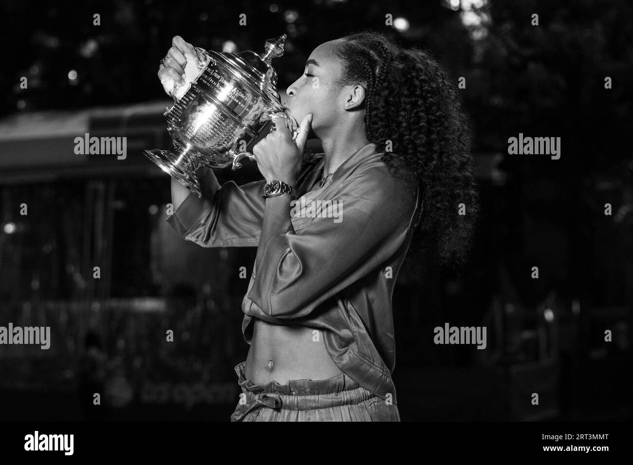 Coco Gauff, Gewinner der US Open-Meisterschaft, posiert am 9. September 2023 mit einer Trophäe vor dem Springbrunnen im Billie Jean King Tennis Center in New York Stockfoto