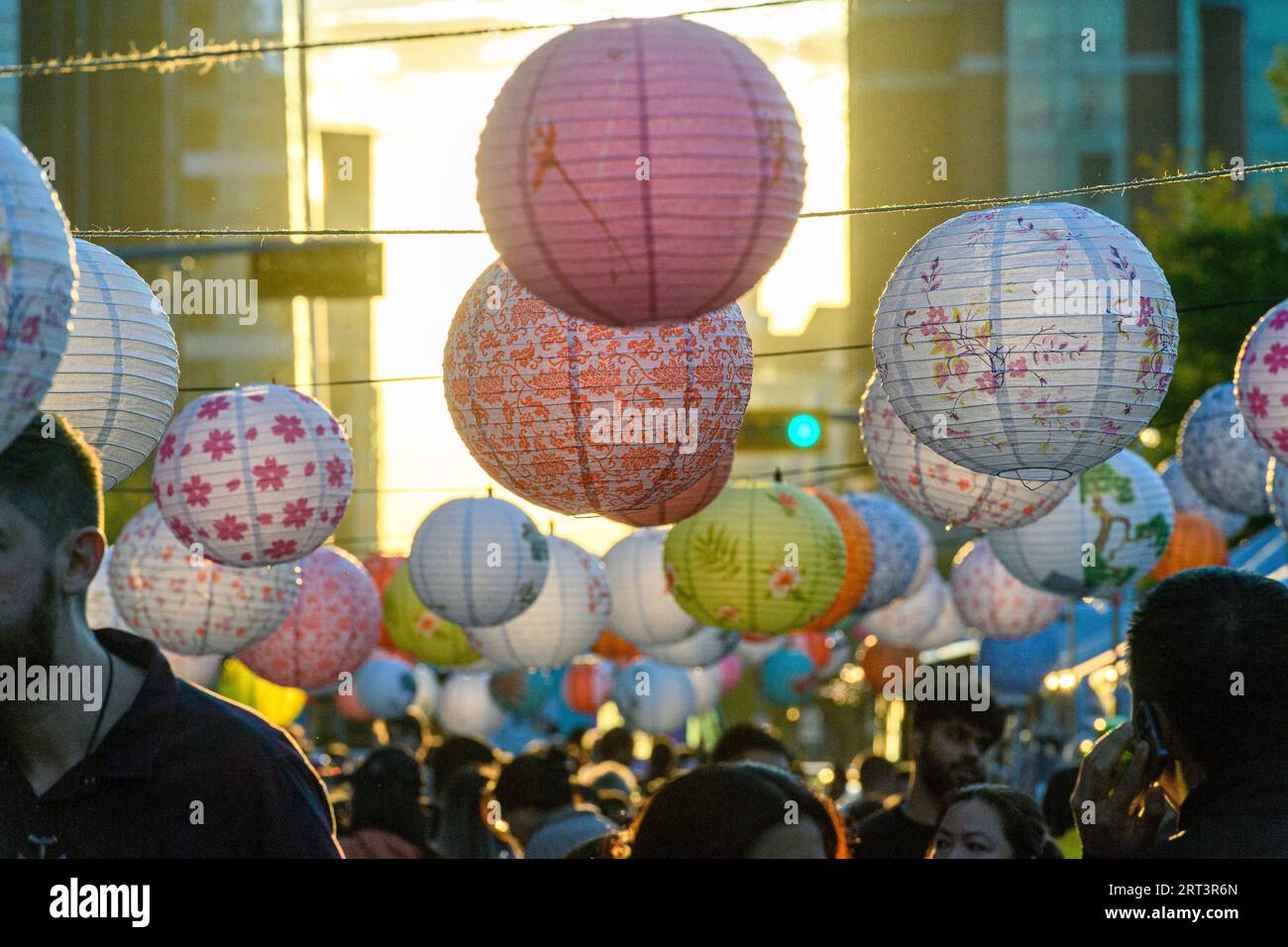 Das jährliche Calgary Chinatown Lantern Festival ist eines der beliebtesten eintägigen Festivals in der Innenstadt von Calgary geworden Stockfoto