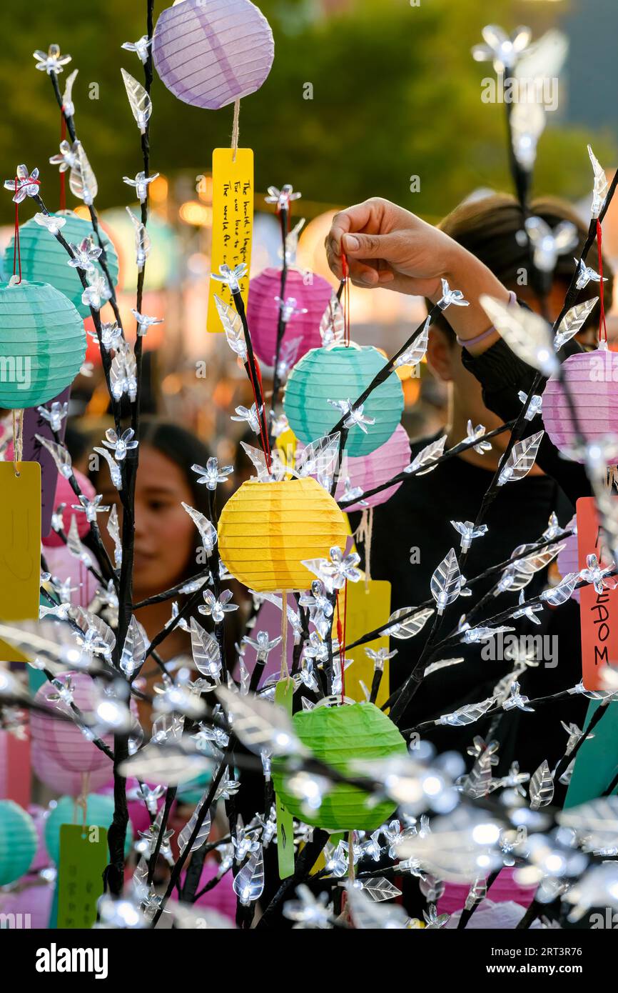 Das Jährliche Calgary Chinatown Lantern Festival. An den Mini-Laternen sind Gebete und Glückwünsche angebracht. Stockfoto