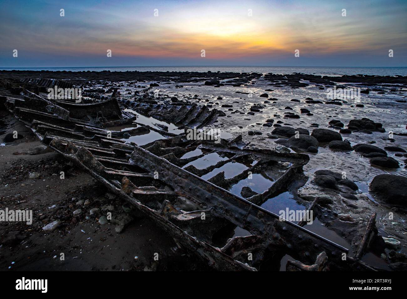 Hunstanton Old Town Beach und das Wrack des Sheraton Trawlers bei Sonnenuntergang, Hunstanton in Norfolk, 7. September 2023 Stockfoto