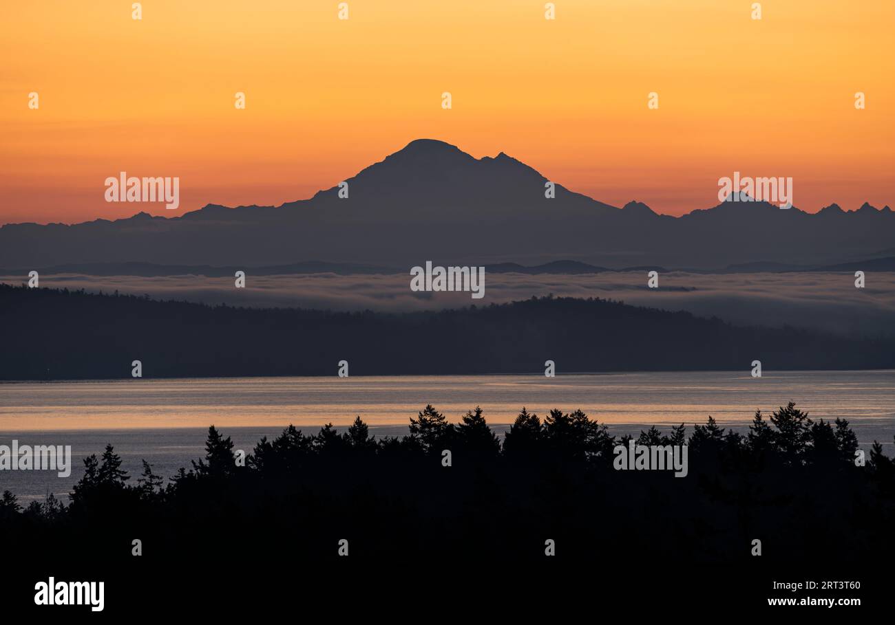 Mount Baker bei Sonnenaufgang vom Mount Tolmie in Saanich, British Columbia, Kanada. Stockfoto