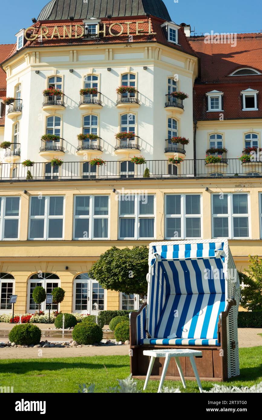 Stilvoller Strandstuhl oder Strandkorb im Sofitel Grand Sopot Hotel in Sopot, Polen, Europa, EU Stockfoto