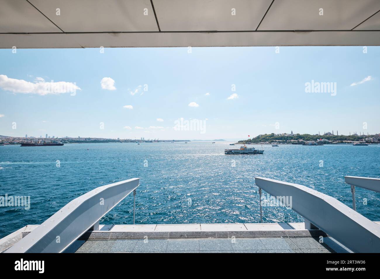Istanbul, Türkei - 10. September 2023: Blick auf den Bosporus von der Terrasse des Istanbul Modern Art Museum, entworfen von Renzo Piano Building Workshop Stockfoto