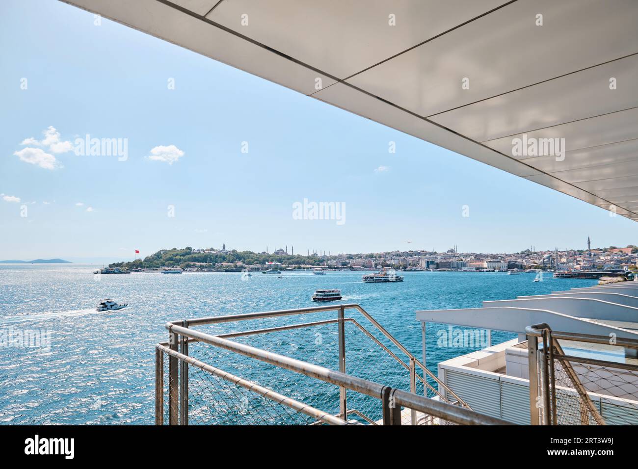 Istanbul, Türkei - 10. September 2023: Blick auf den Bosporus von der Terrasse des Istanbul Modern Art Museum, entworfen von Renzo Piano Building Workshop Stockfoto