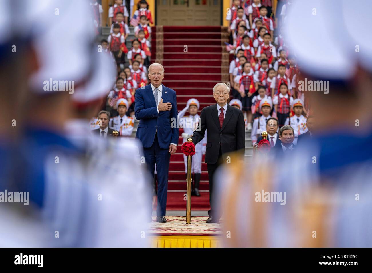 Hanoi, Vietnam. September 2023. US-Präsident Joe Biden, links, steht mit dem vietnamesischen Generalsekretär der Kommunistischen Partei Nguyen Phu Trong, rechts, auf dem Podium während der offiziellen Begrüßungszeremonie im Präsidentenpalast, 10. September 2023 in Hanoi, Vietnam. Quelle: Adam Schultz/White House Photo/Alamy Live News Stockfoto