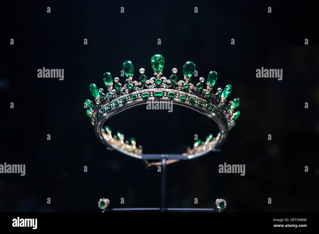 Queen Victorias Smaragdtiara (1843) im Victoria: A Royal Childhood Exhibition, Kensington Palace, London, England Stockfoto
