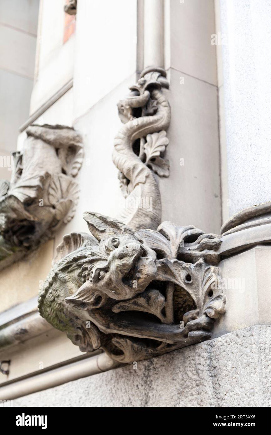 Gargoyle, der die Fassade des Manchester Crown Court aus dem 19. Jahrhundert in der Minshull Street in Manchester, England, schmückt Stockfoto