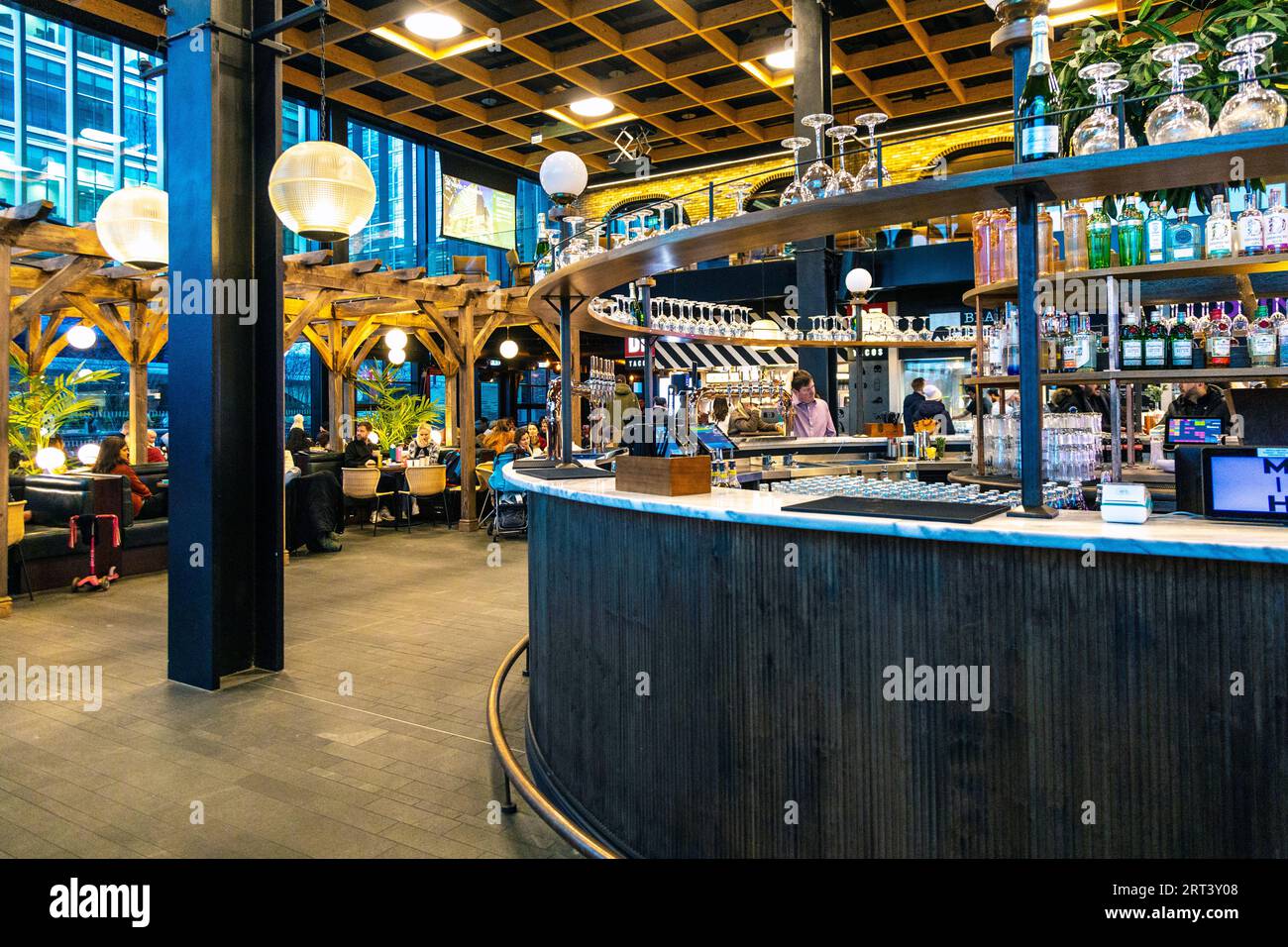 Innenraum des Cargo Markethall in Canary Wharf, London, Großbritannien Stockfoto