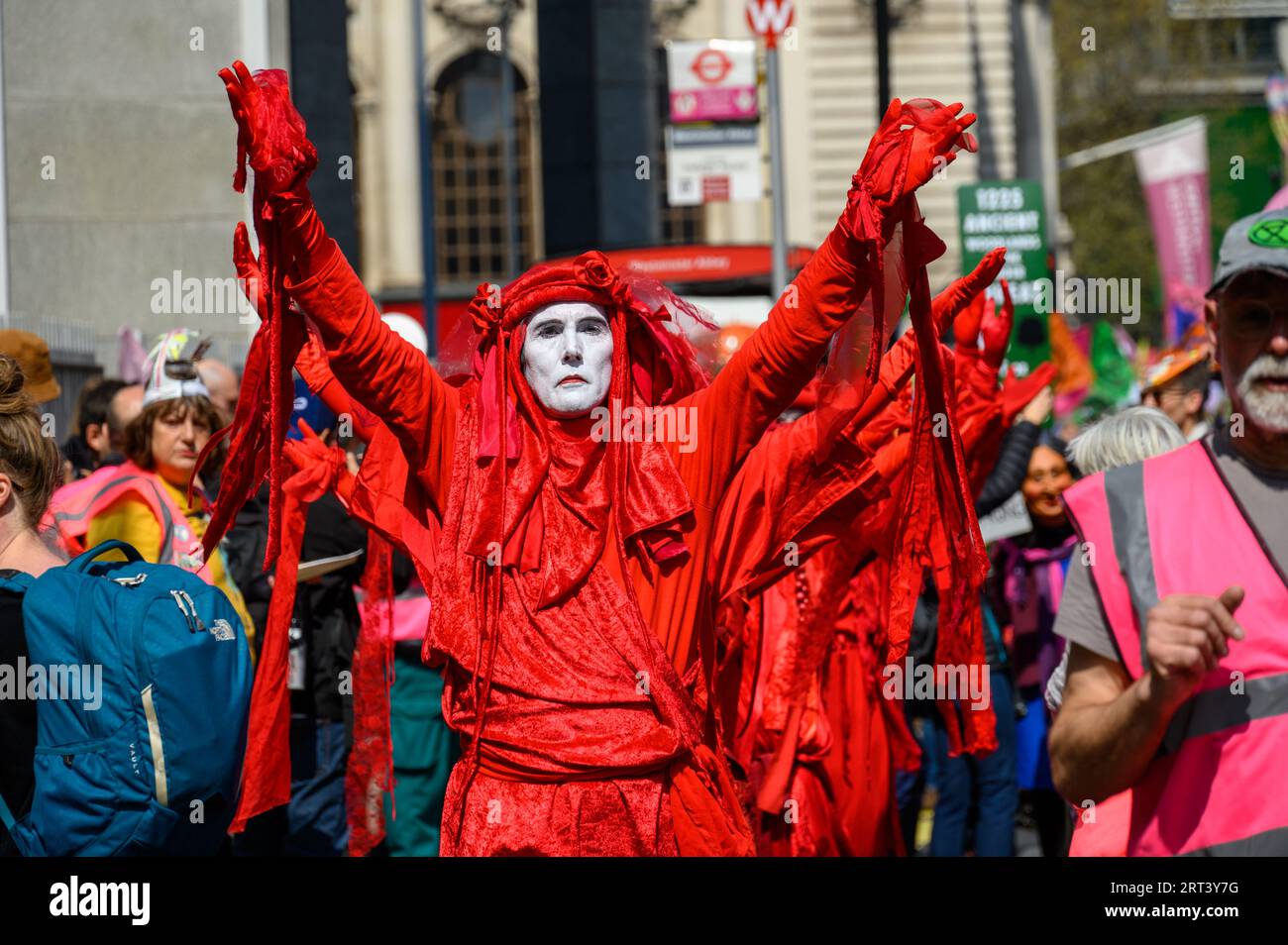 LONDON - 22. April 2023: Umweltaktivisten: Die Rote Brigade schließt sich dem XR-protestmarsch an und bringt ihr starkes Engagement für die Klimafrage zum Ausdruck. Stockfoto