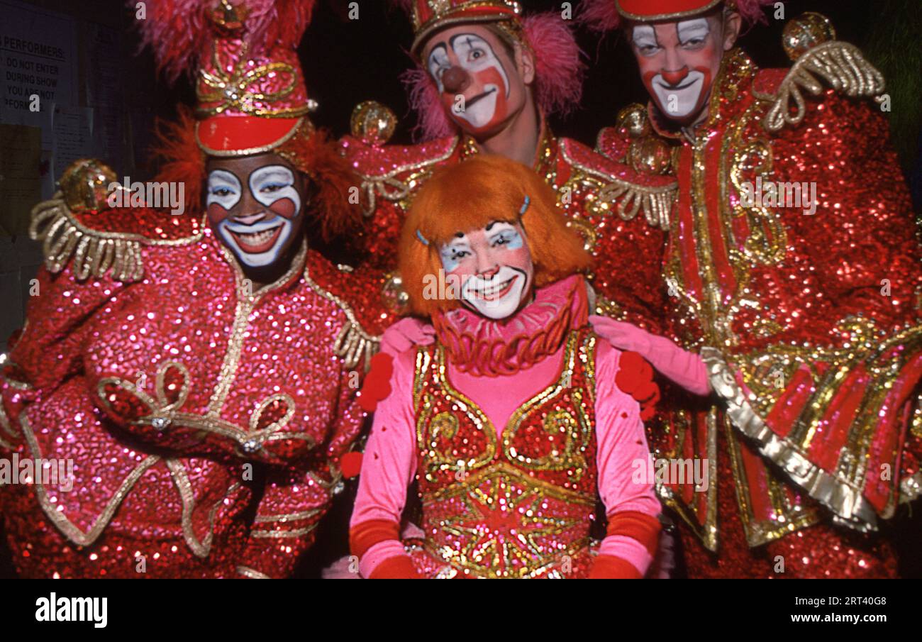 4 Ringling Brothers Clowns in passenden Outfits wurden 1979 bei Clowns College-Vorsprechen gedreht. Der Clown auf der linken Seite ist Bernice Collins, Ringlings erster afroamerikanischer Clown. Stockfoto