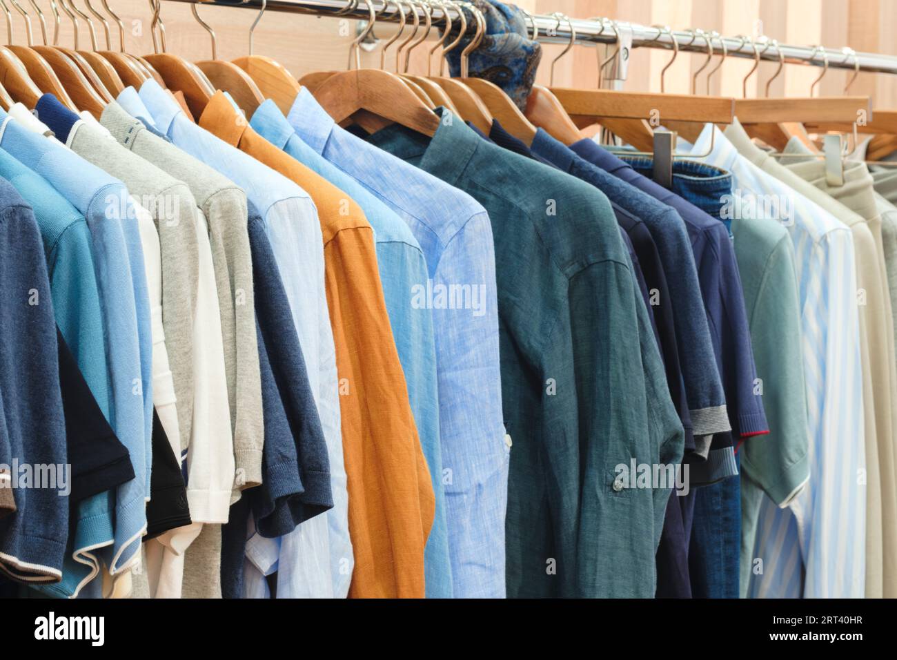 Modekleidung auf Kleiderständer Nahaufnahme Regenbogenfarbe Auswahl Damenbekleidung auf Kleiderbügeln im Kleiderschrank Sommerhaus Garderobe. Stockfoto