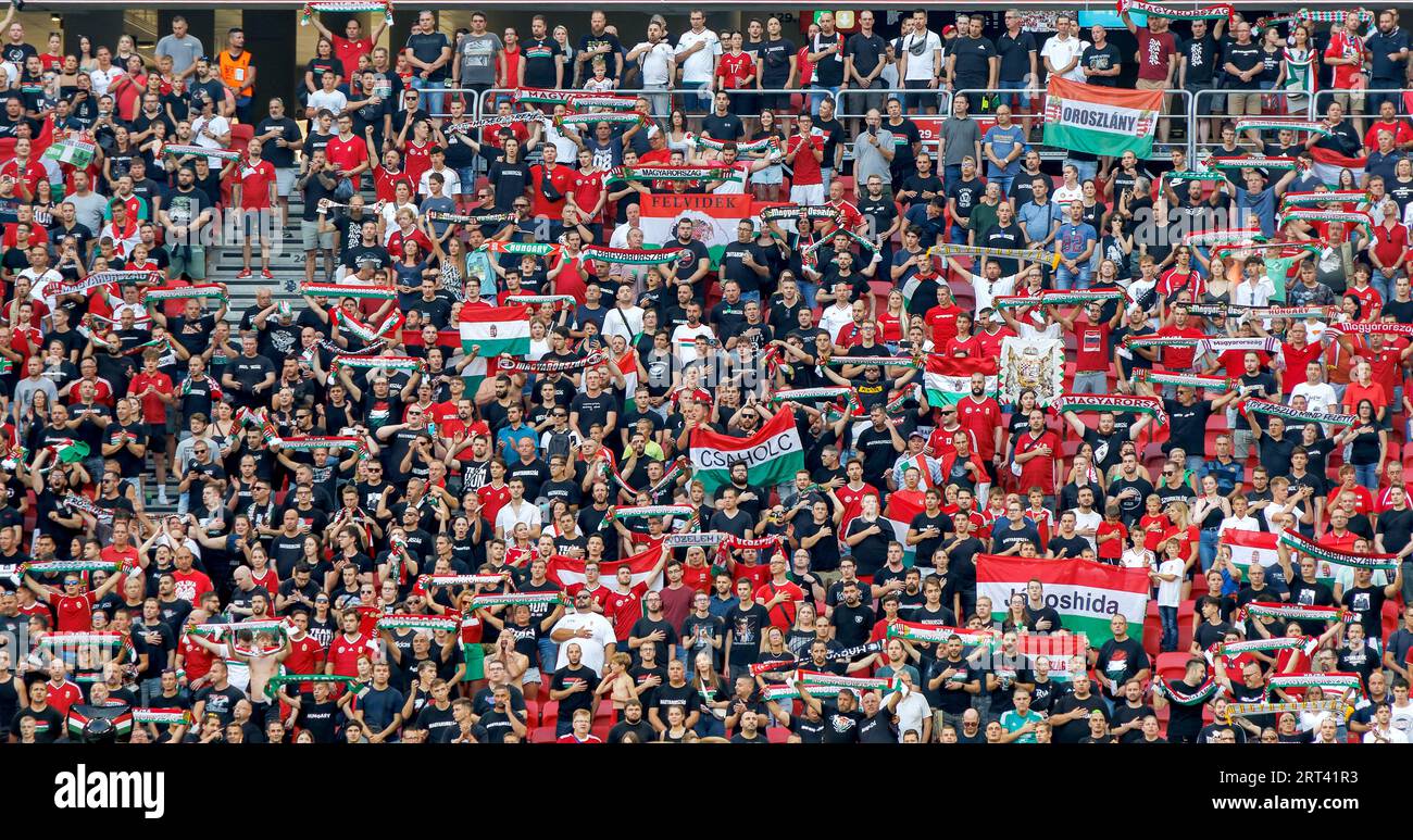 Budapest, Ungarn. September 2023. Ungarische Ultra-Fans zeigen ihre Unterstützung beim internationalen Freundschaftsspiel zwischen Ungarn und Tschechien in der Puskas Arena am 10. September 2023 in Budapest. Quelle: Laszlo Szirtesi/Alamy Live News Stockfoto