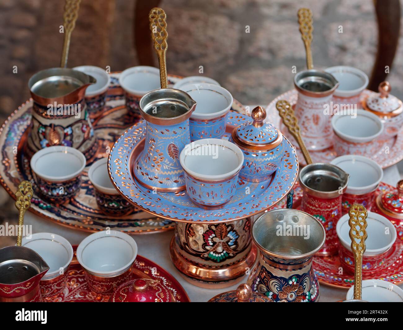 Kaffeeset vor einer Kupferschmiede in der berühmten Kazandžiluk-Straße in Sarajevo, 10. September 2023 Stockfoto