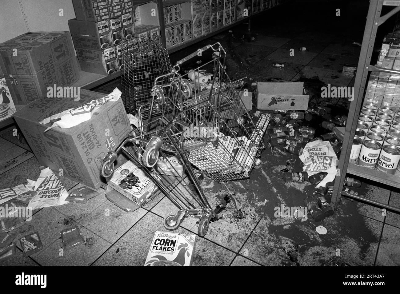 Toxteth Riot, Großbritannien 1981 Ein geplünderter Supermarkt. Liverpool 8 Lancashire HOMER SYKES im Juli 1980 Stockfoto