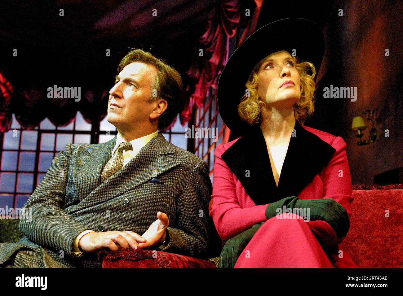 Alan Rickman (Elyot Chase), Lindsay Duncan (Amanda Prynne) im PRIVATLEBEN von Noel Coward am Albery Theatre, London WC2 04/10/2001 Bühnenbild: Tim Hatley Kostüme: Jenny Beavan Lighting: Peter Mumford Regisseur: Howard Davies Stockfoto