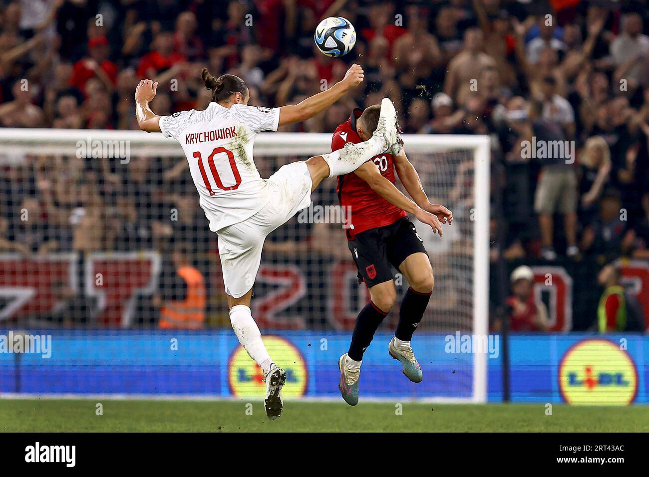 Poland's Grzegorz Krychowiak, left, and Albania's Ylber Ramadani, right, challenge for the ball during the Euro 2024 group E qualifying soccer match between Albania and Poland in Tirana, Albania, Sunday, Sept. 10, 2023. (AP Photo/Franc Zhurda) Stockfoto