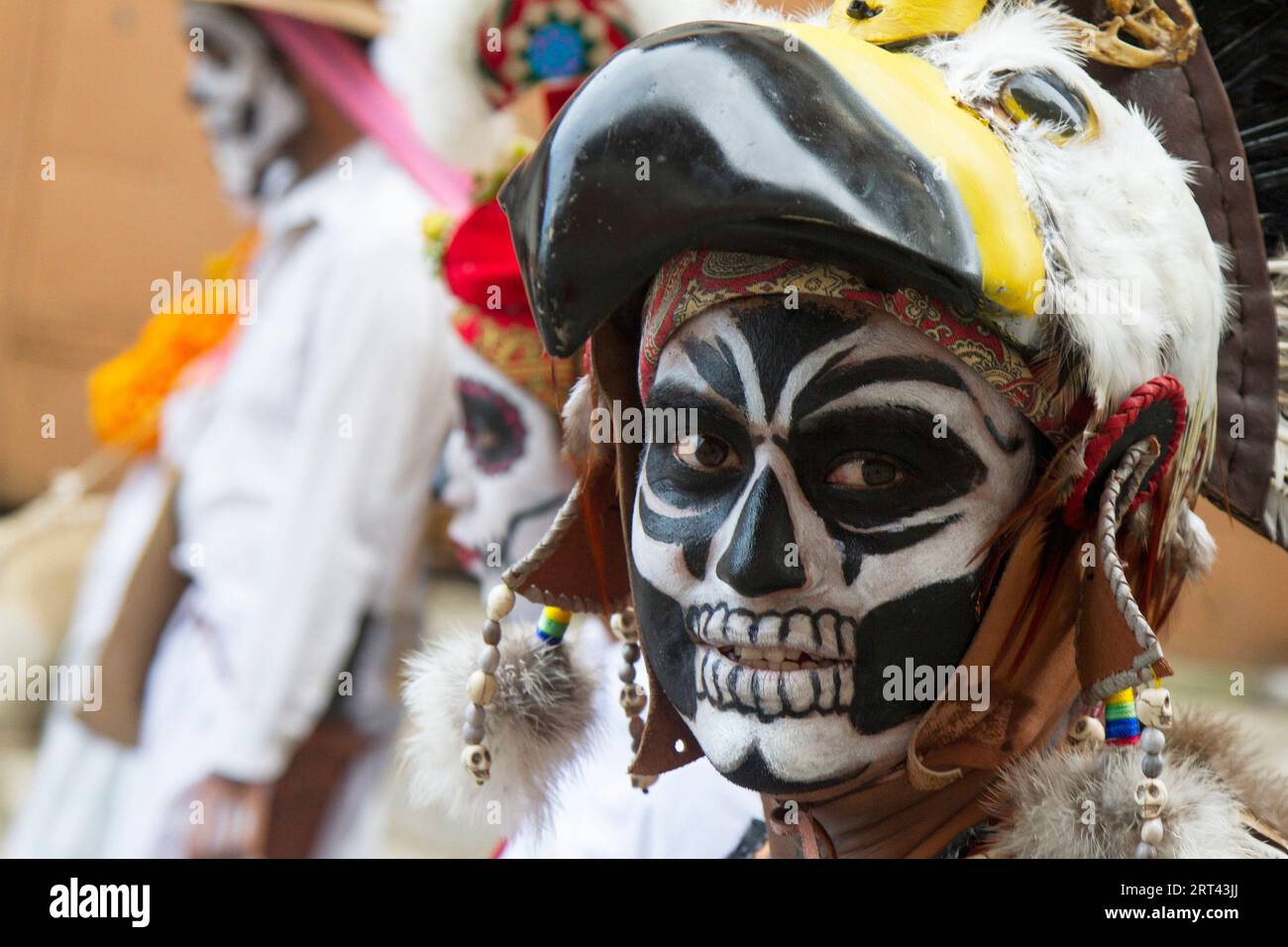 Cuetzalan, Puebla, México; noviembre 01 2021: Mann in Kostümen, um den Tag der Toten zu feiern. Stockfoto