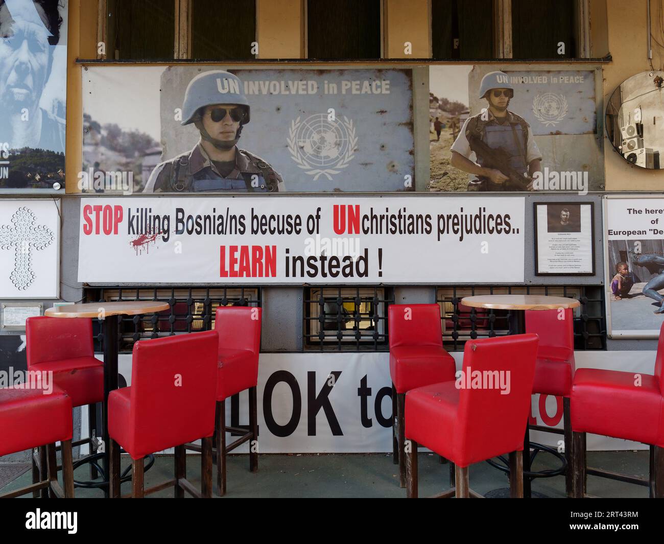 Kontroverse Plakate zum Bosnienkrieg und zur UN-Friedenstruppe, Stadt Sarajevo, Boasnia und Herzegowina. September 2023. Stockfoto