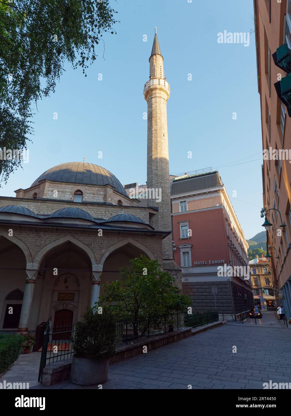 Außenansicht der Ferhadija-Moschee und Eingang im Zentrum der Stadt Sarajevo, Bosnien und Herzegowina, 10. September 2023 Stockfoto