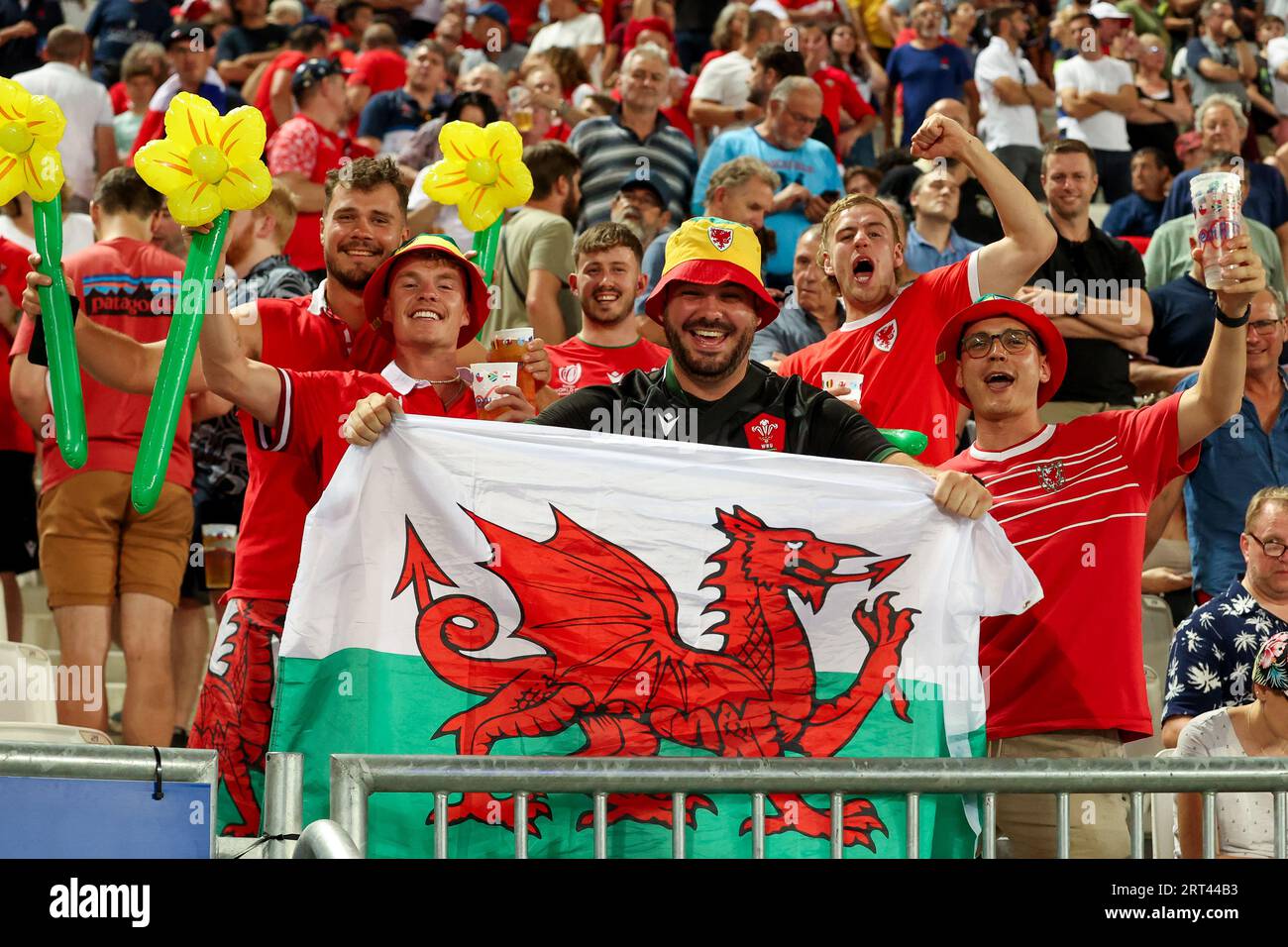 Bordeaux, Frankreich. September 2023. BORDEAUX, FRANKREICH - 10. SEPTEMBER: Fans und Unterstützer von Wales während der Rugby World Cup Frankreich 2023 Spiel zwischen Wales und Fidschi im Stade de Bordeaux am 10. September 2023 in Bordeaux, Frankreich. (Foto: Hans van der Valk/Orange Pictures) Credit: Orange Pics BV/Alamy Live News Stockfoto