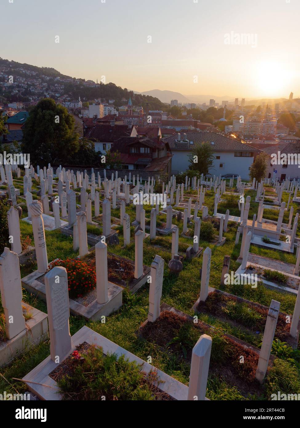 Blick von einem Friedhof über Sarajevo an einem Sommerabend, der sich dem Sonnenuntergang nähert, Bosnien und Herzegowina, 10. September 2023 Stockfoto