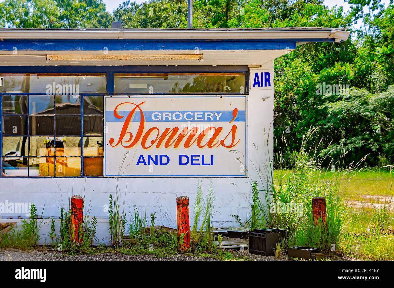 Donna’s Grocery and Deli ist am 4. August 2023 in CODEN, Alabama, abgebildet. Die Tankstelle und der Lebensmittelladen wurden in den 1960er Jahren eröffnet Stockfoto