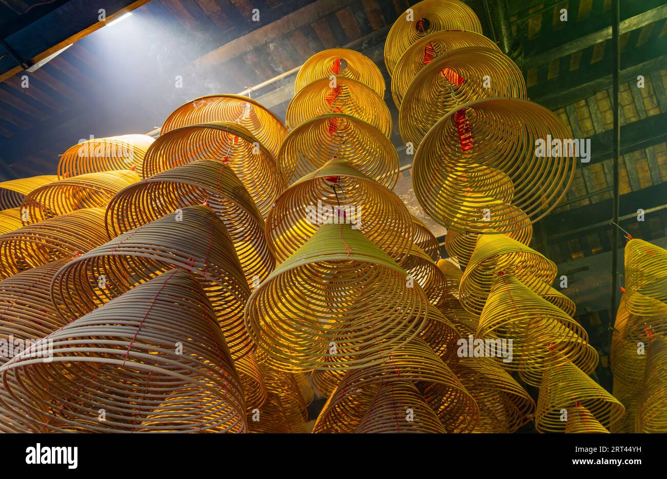 Ein Schuss von Weihrauch im A-Ma-Tempel in Macao Stockfoto