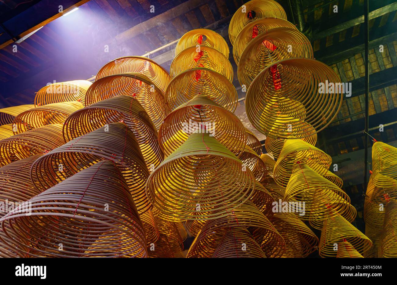 Ein Schuss von Weihrauch im A-Ma-Tempel in Macao Stockfoto