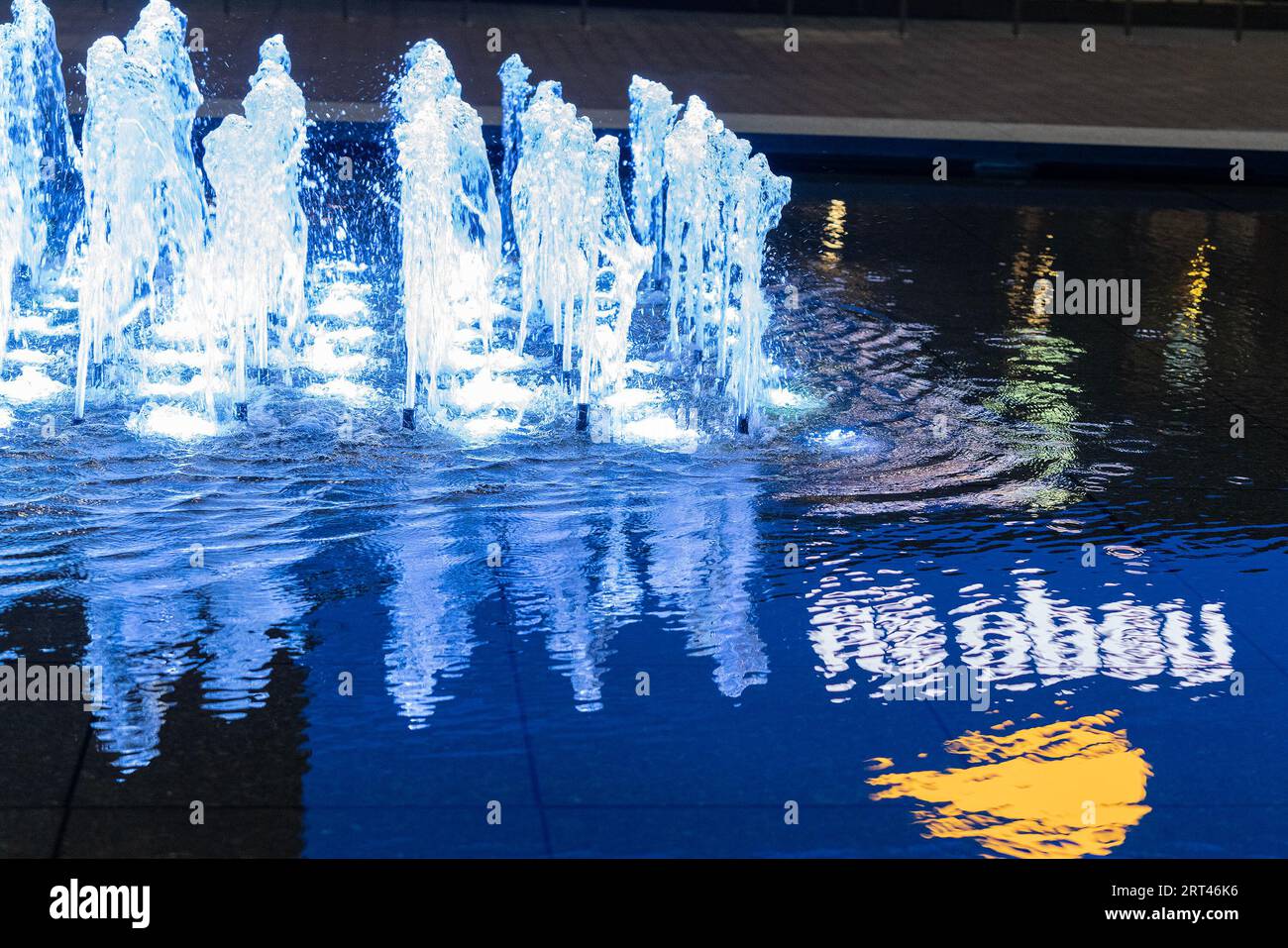 New York, Usa. September 2023. Reflection of the Logo of US Open in Fountain at Billie Jean King Tennis Center in New York (Foto: Lev Radin/Pacific Press) Credit: Pacific Press Media Production Corp./Alamy Live News Stockfoto