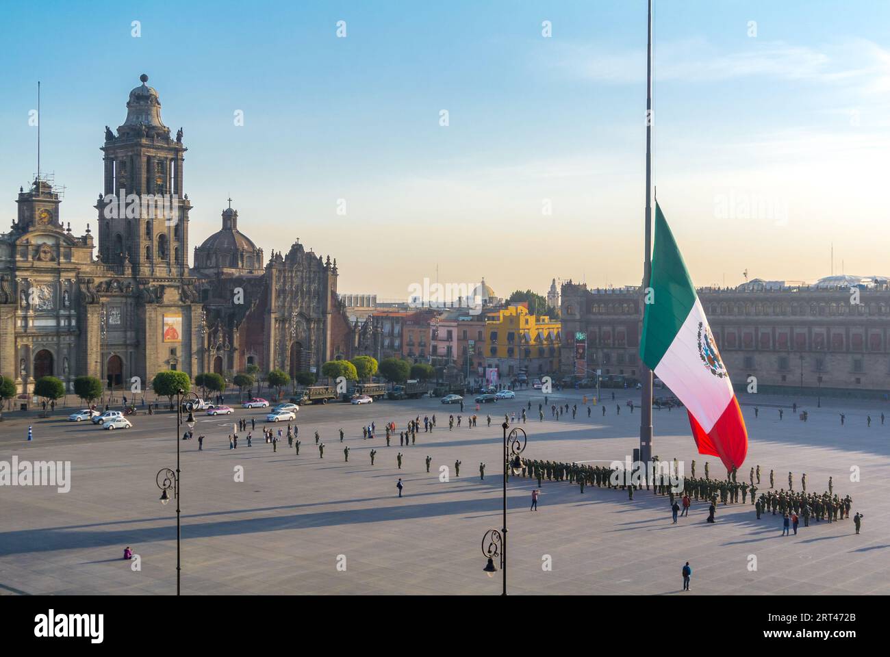 Mexiko-Stadt, CDMX, Mexiko, eine Luftlandschaft mit Catedral Metropolitana de México DF AR und Palacio Nacional in einem Zocalo. Stockfoto