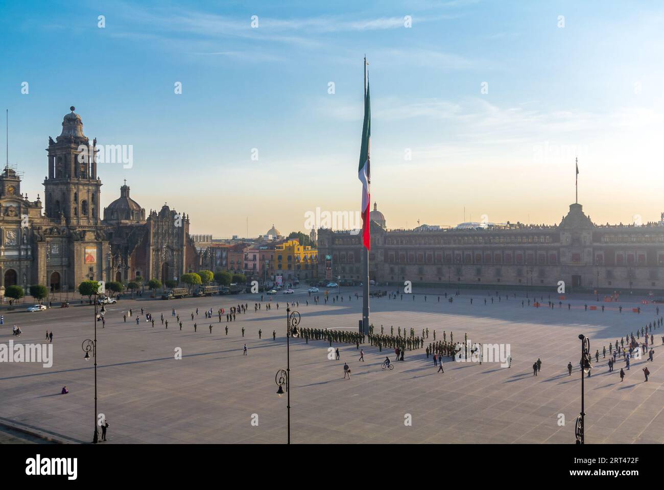 Mexiko-Stadt, CDMX, Mexiko, eine Luftlandschaft mit Catedral Metropolitana de México DF AR und Palacio Nacional in einem Zocalo. Stockfoto