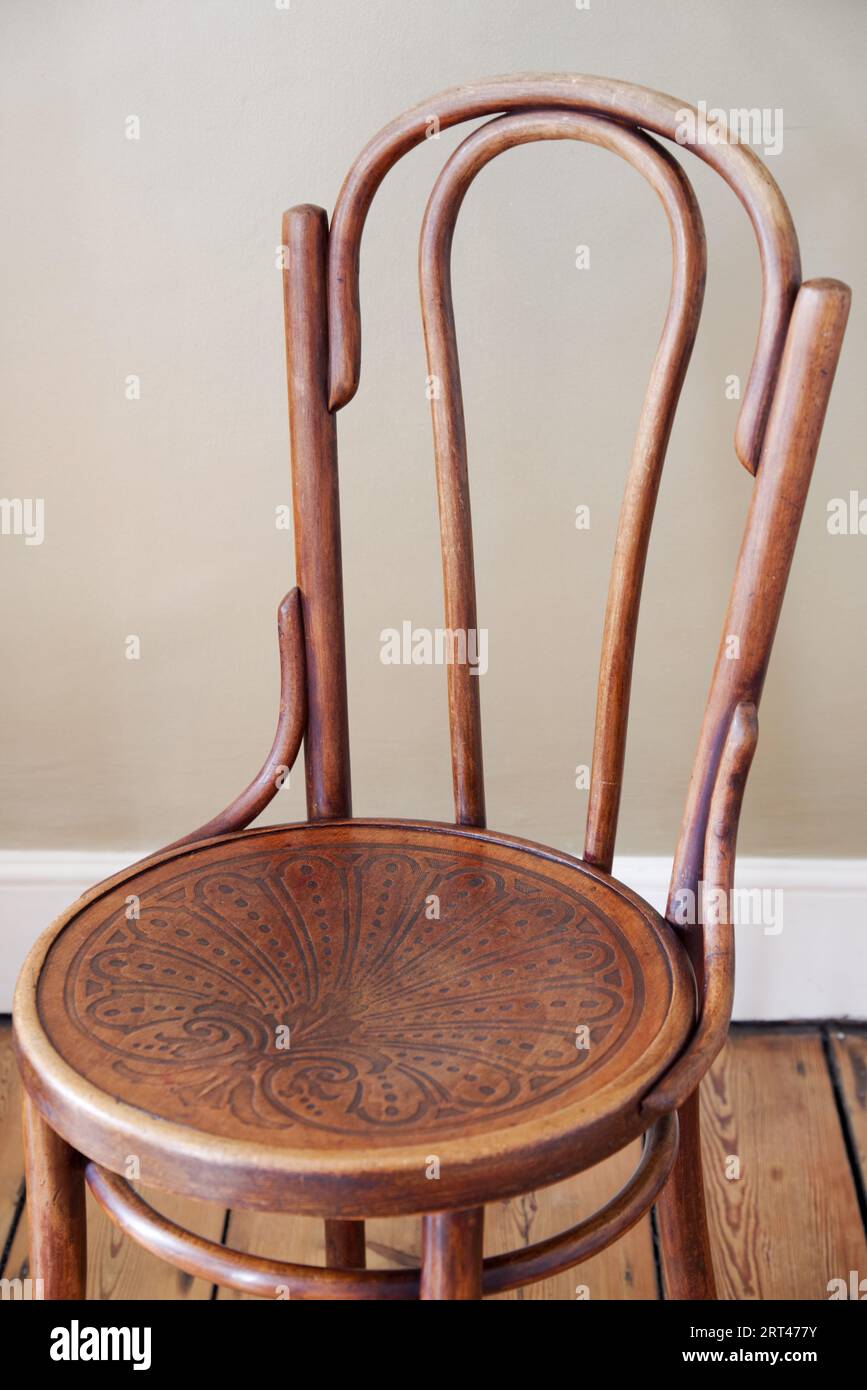 Antike Bugholzstühle im Thonet-Stil - wie dieser Stuhl von Mundus um 1920 - sind in der Innenarchitektur sehr beliebt Stockfoto