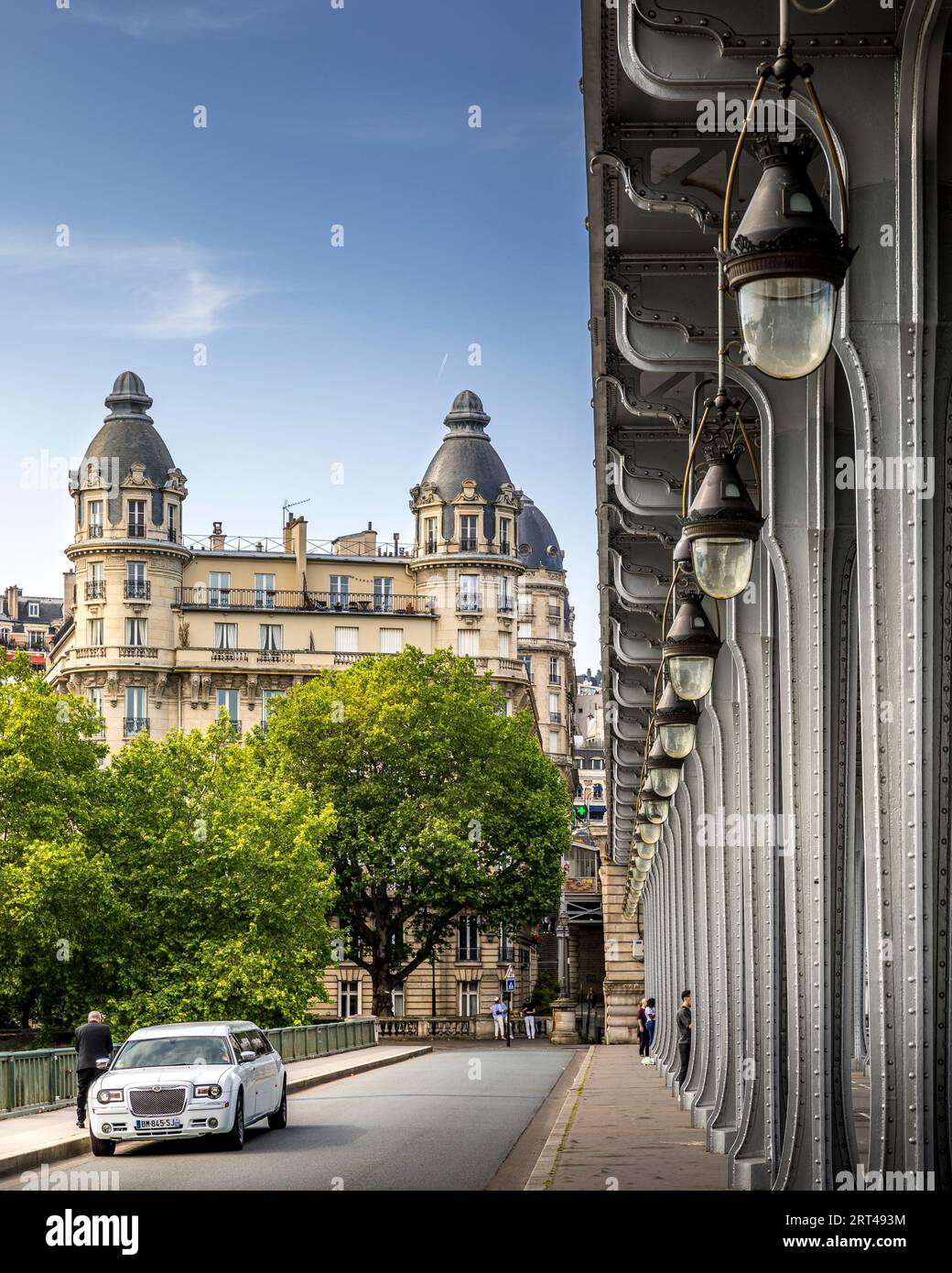 Paris, Frankreich - 27. Mai 2023: Haussmann-Gebäude in der Nähe der Brücke Bir Hakeim in Paris Stockfoto