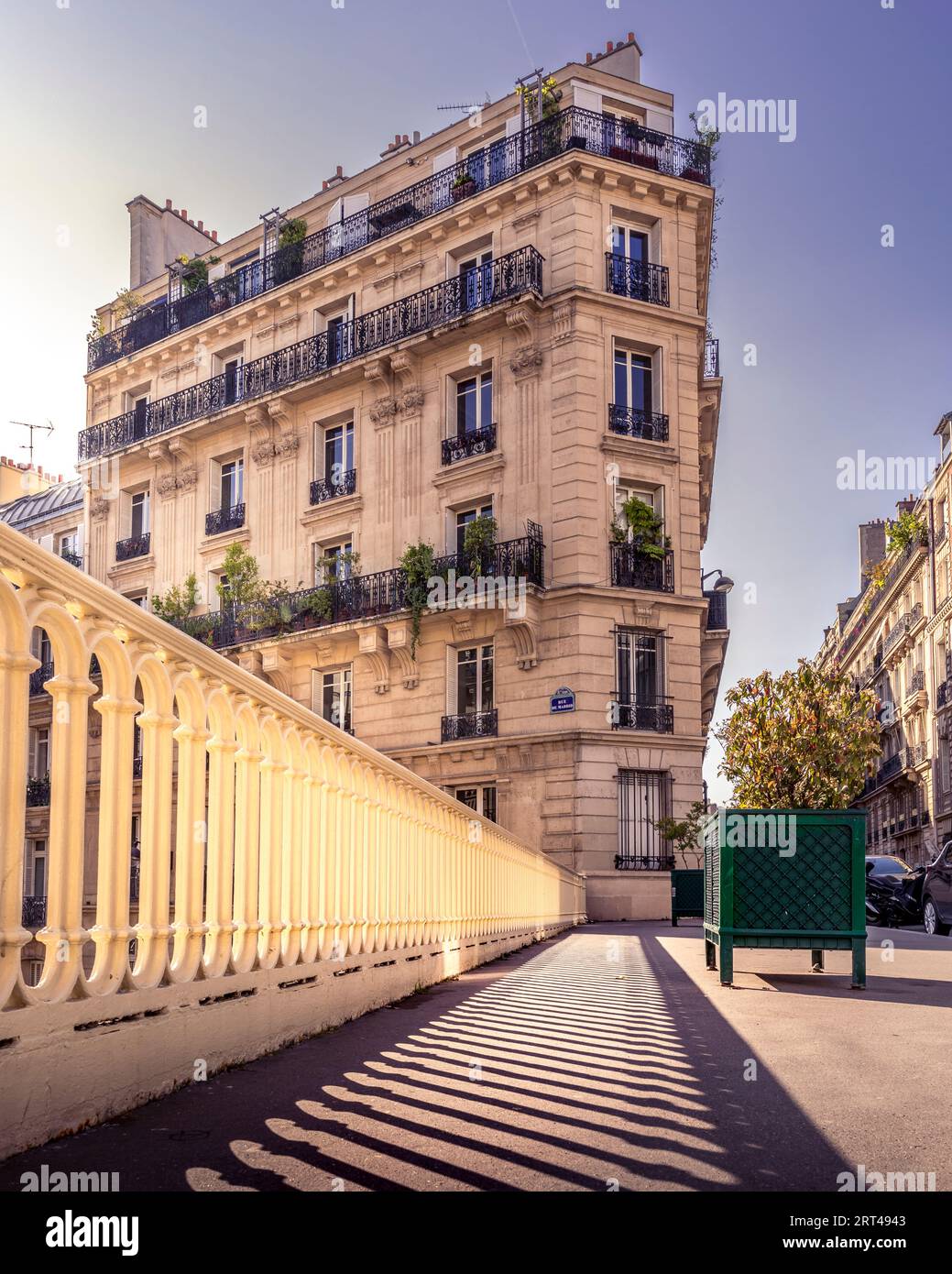 Paris, Frankreich - 28. Mai 2023: Haussmann-Gebäude im Pariser Stadtteil Saint Lazare Stockfoto