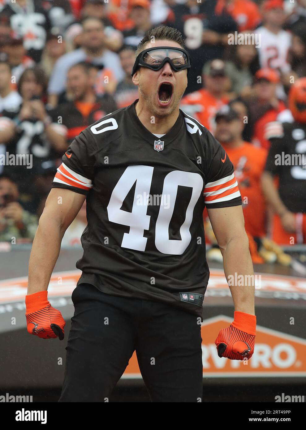 Cleveland, Usa. September 2023. Cleveland Browns Fan- und WWE-Start „The Miz“ zieht die Zuschauer vor dem Start des Spiels der Browns gegen die Cincinnati Bengals in Cleveland, Ohio, am Sonntag, den 10. September 2023, in die Höhe. Foto von Aaron Josefczyk/UPI Credit: UPI/Alamy Live News Stockfoto