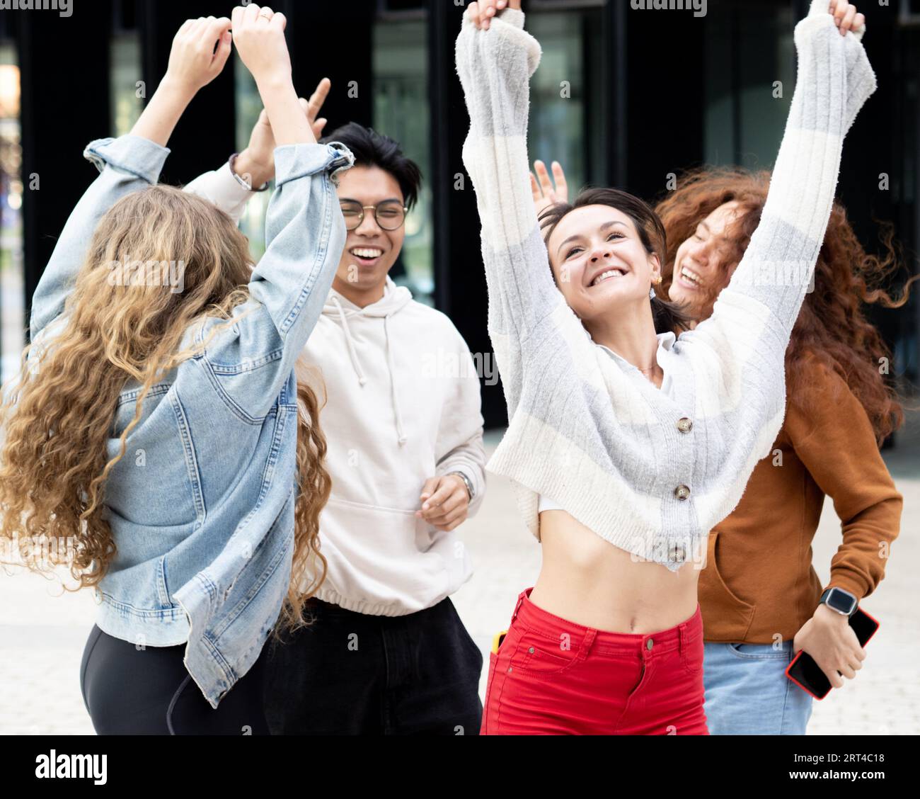 Verschiedene Gruppen von Freunden, die Spaß haben und in einer Stadt tanzen. Challenge-Konzept für soziale Medien Stockfoto