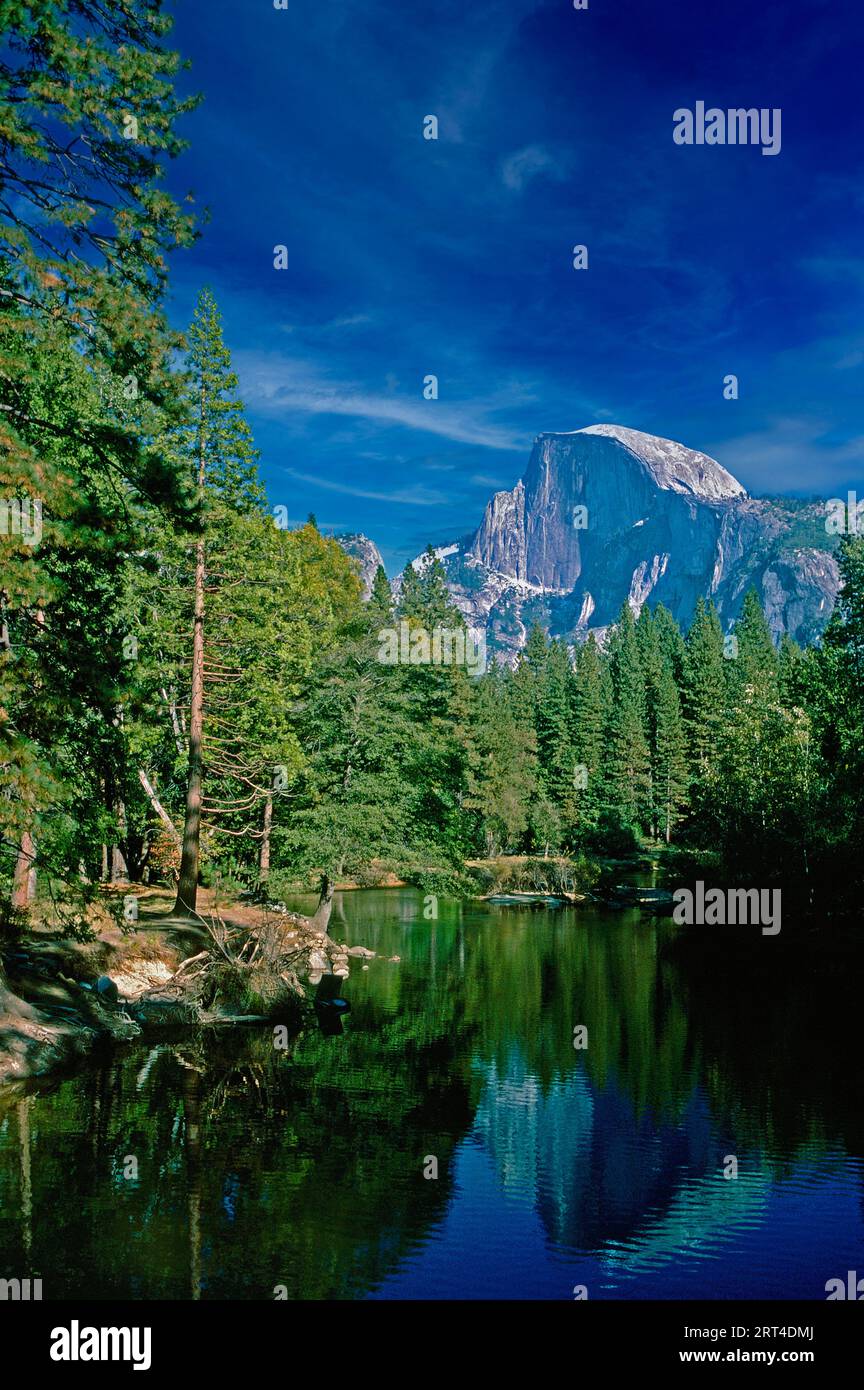 Merced River und Half Dome, Yosemite National Park, Yosemite Valley, USA Stockfoto