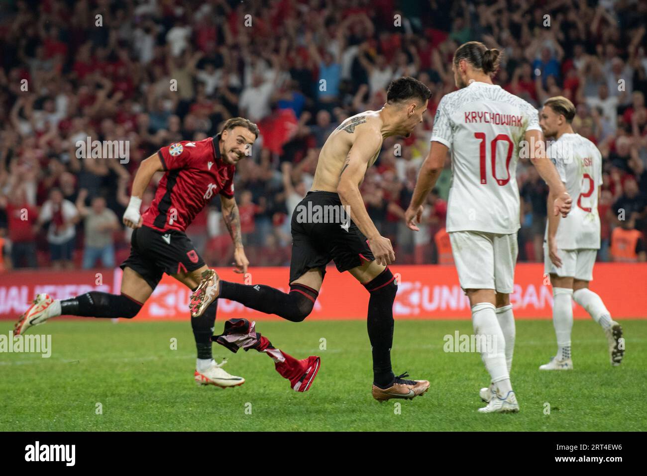 Tirana, Albanien. September 2023. Mirlind Daku aus Albanien feiert am 10. September 2023 im Air Albania Stadium in Tirana, Albanien, das Gruppenspiel der UEFA-Europameisterschaft 2024 zwischen Albanien und Polen (Foto: Andrew SURMA/Credit: SIPA USA/Alamy Live News) Stockfoto