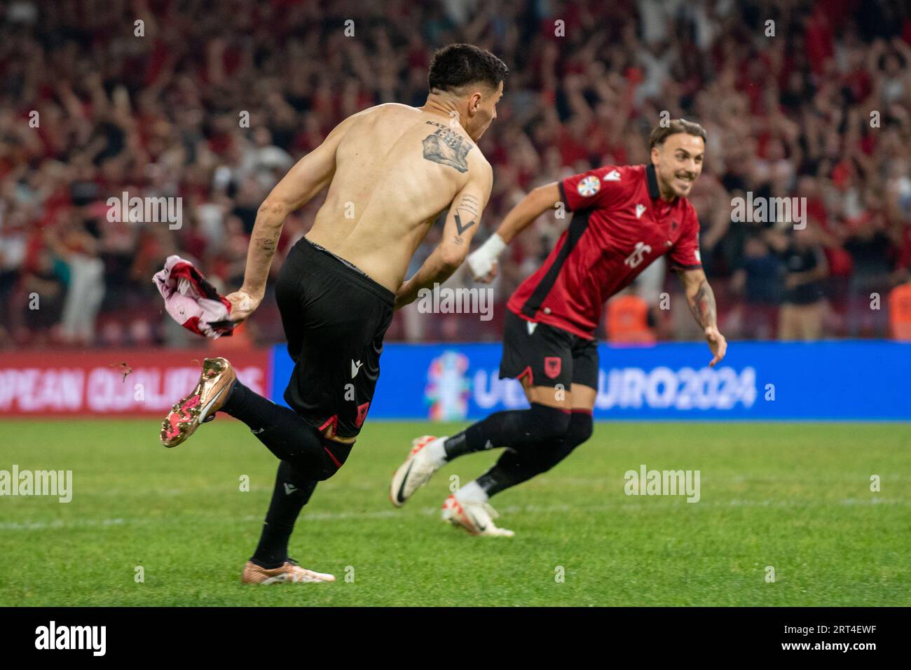 Tirana, Albanien. September 2023. Mirlind Daku aus Albanien feiert am 10. September 2023 im Air Albania Stadium in Tirana, Albanien, das Gruppenspiel der UEFA-Europameisterschaft 2024 zwischen Albanien und Polen (Foto: Andrew SURMA/Credit: SIPA USA/Alamy Live News) Stockfoto