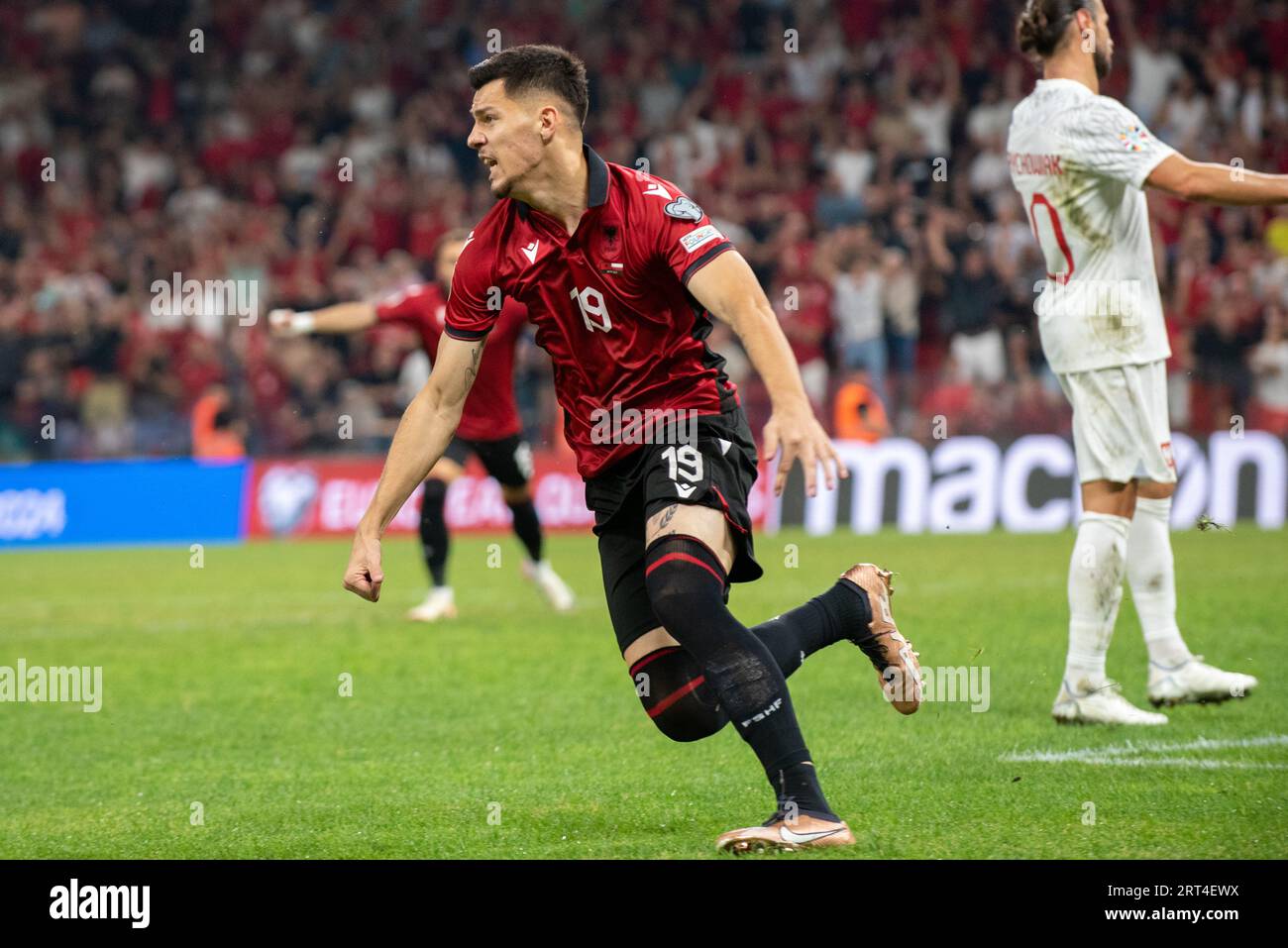 Tirana, Albanien. September 2023. Mirlind Daku aus Albanien feiert am 10. September 2023 im Air Albania Stadium in Tirana, Albanien, das Gruppenspiel der UEFA-Europameisterschaft 2024 zwischen Albanien und Polen (Foto: Andrew SURMA/Credit: SIPA USA/Alamy Live News) Stockfoto