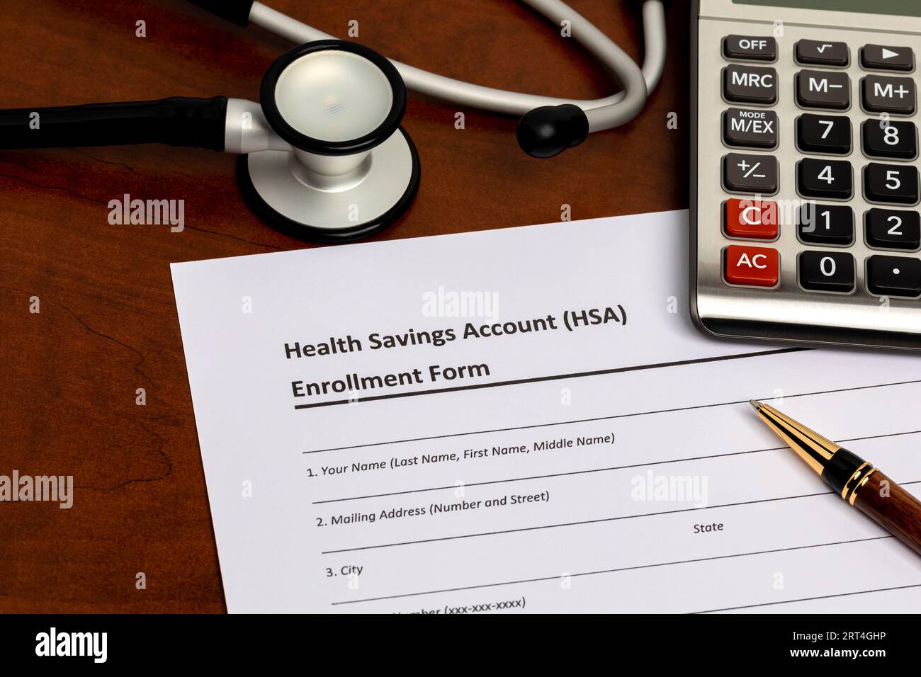 Gesundheitssparkonto, HSA, Form mit Stethoskop. Krankenversicherungs-, Medizin- und Zahnmedizin Kostenkonzept. Stockfoto