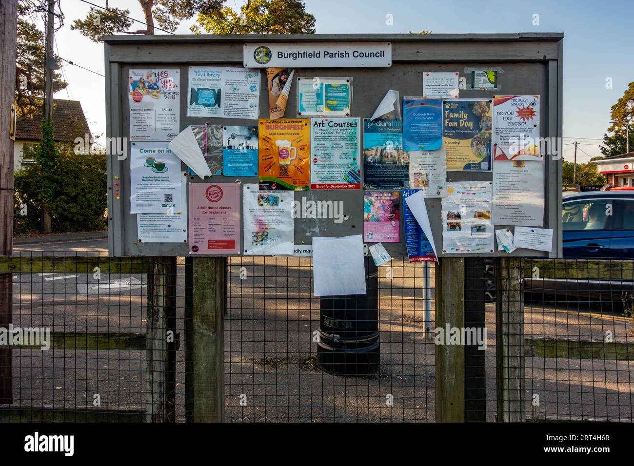Eine Anzeigetafel in Burghfield, Reading, Berkshire UK, die mit Hinweisen, Anzeigen und Flyern abgedeckt ist. Stockfoto