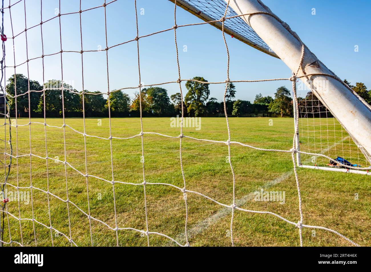 Ein Fußballtor mit weißem Netz in einem Park in Reading, Großbritannien an einem sonnigen Tag mit blauem Himmel Stockfoto