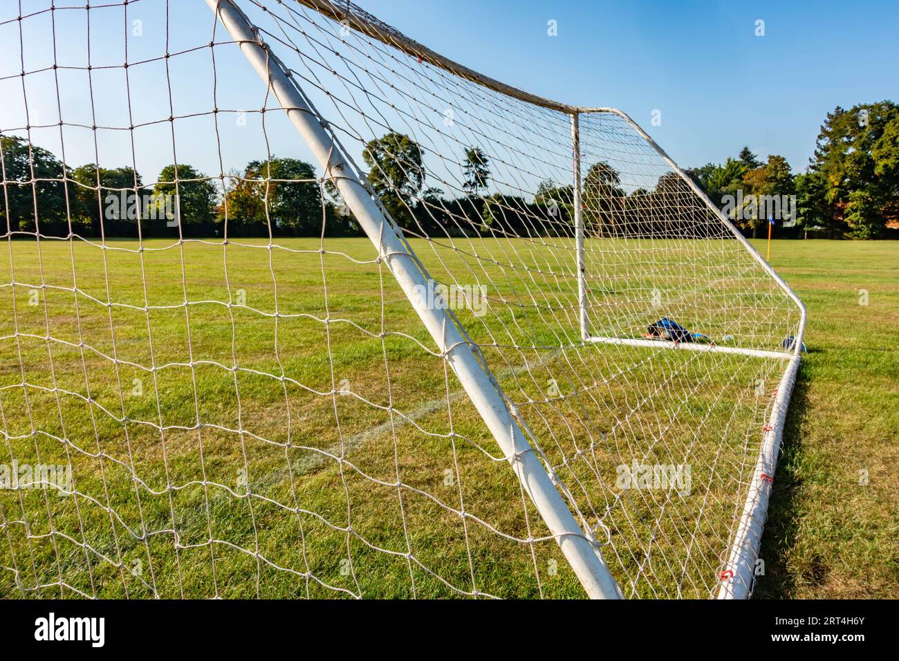Ein Fußballtor mit weißem Netz in einem Park in Reading, Großbritannien an einem sonnigen Tag mit blauem Himmel Stockfoto