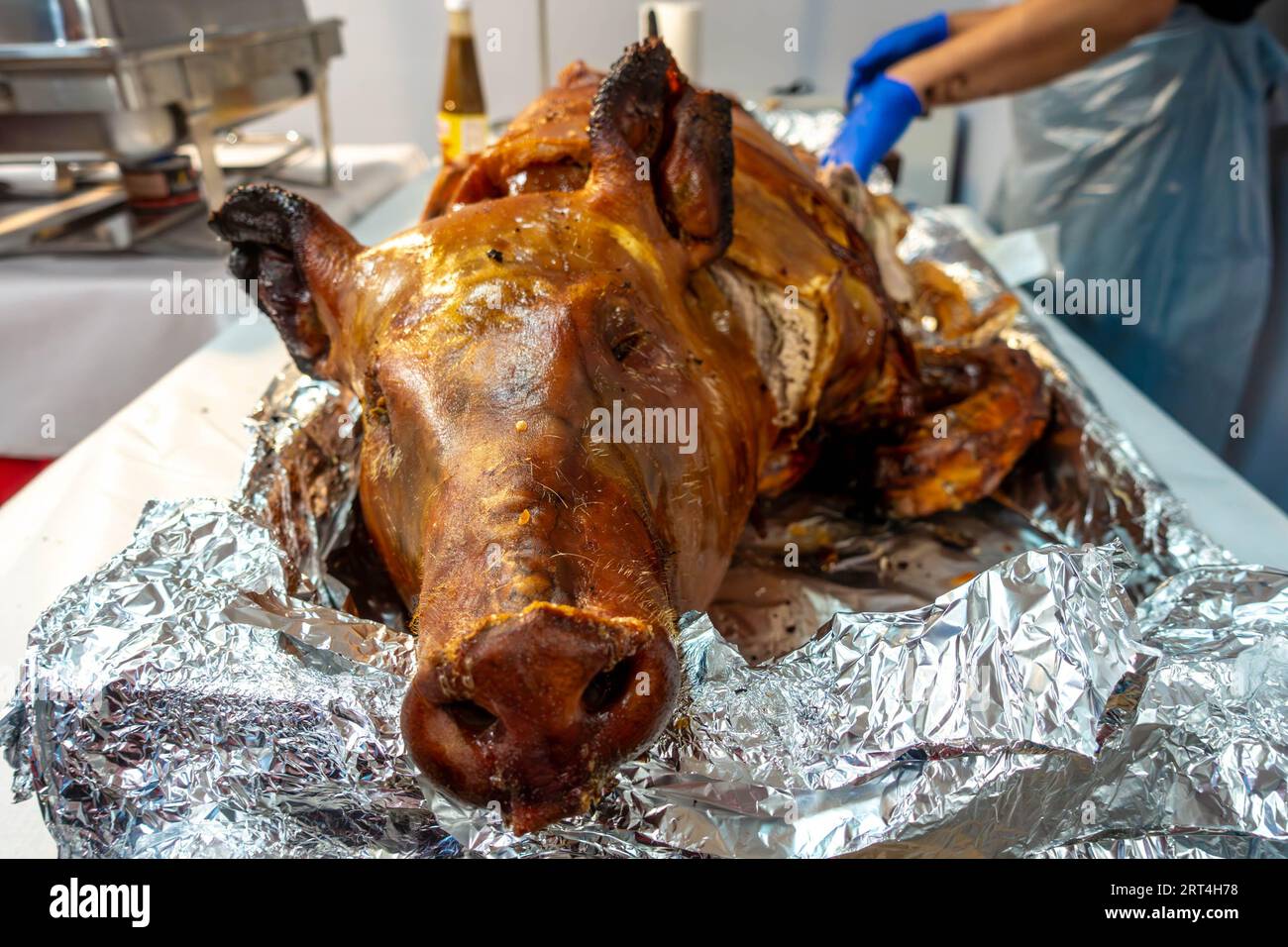 Ein Schweinebraten oder Lechon wird traditionell bei philippinischen Feiern und besonderen Veranstaltungen abgetrennt. Stockfoto