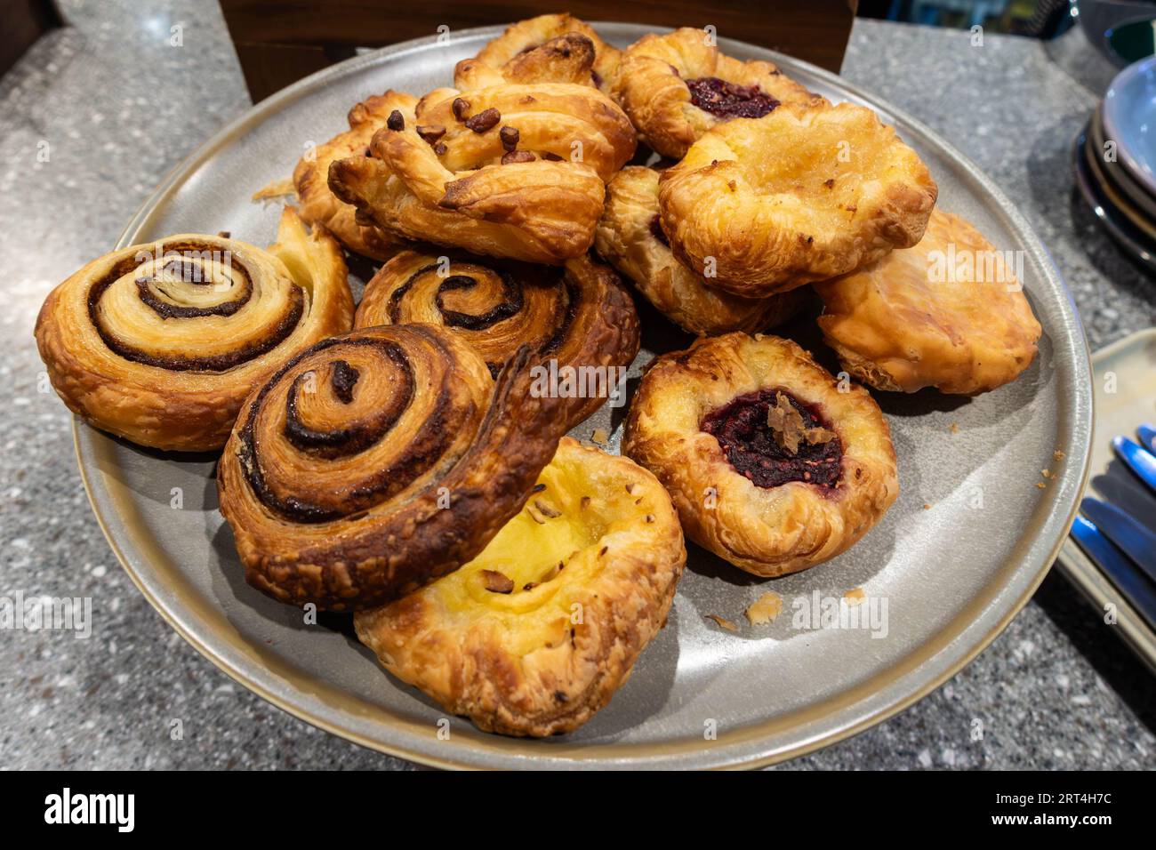 Ein Teller Gebäck zum Selberessen, Selbstbedienungs-Frühstücksbuffet in einem Hotel Stockfoto